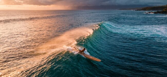 Surf, wingfoil, base jump : comment se lancer dans les sports extrêmes sans finir aux urgences Surf, wingfoil, base jump : comment se lancer dans les sports extrêmes sans finir aux urgences